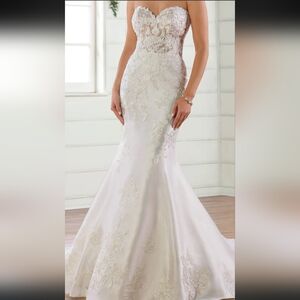Elegant Off-White Lace Wedding Dress